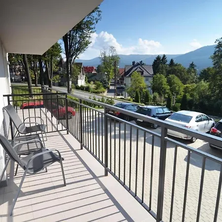 Esensja Z Widokiem Na Gory I Przy Dworcu - 5d