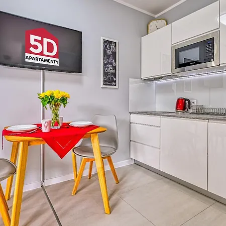 Esensja Z Widokiem Na Gory I Przy Dworcu - 5d *